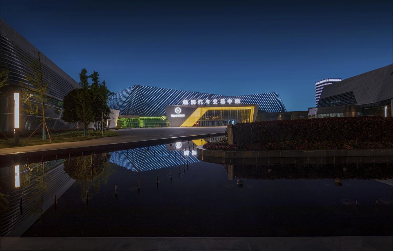 BIM建筑|自由 动感 科技：株洲汽博园交易中心一体化设计探讨 / 罗劲工作室