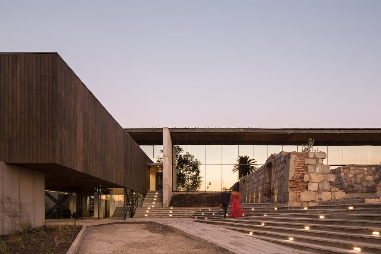 BIM建筑|城墙之中的活动中心 / Triangular