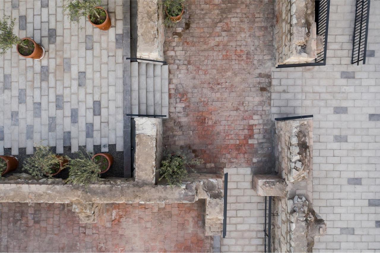 BIM建筑|城墙之中的活动中心 / Triangular