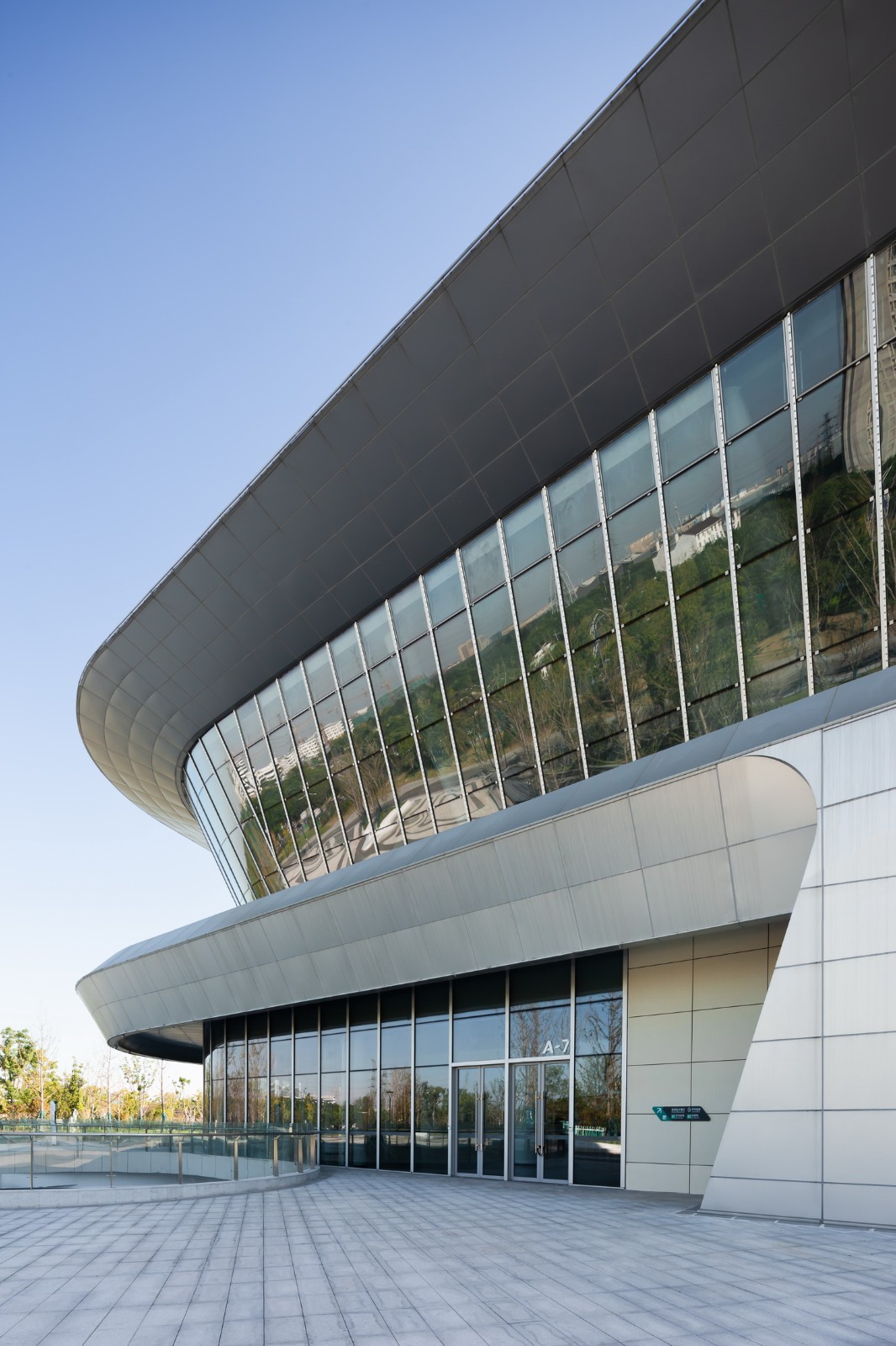 BIM建筑|体育运动催化城市生活：桐乡市全民健身中心暨李宁体育园 / PTD柏涛设计