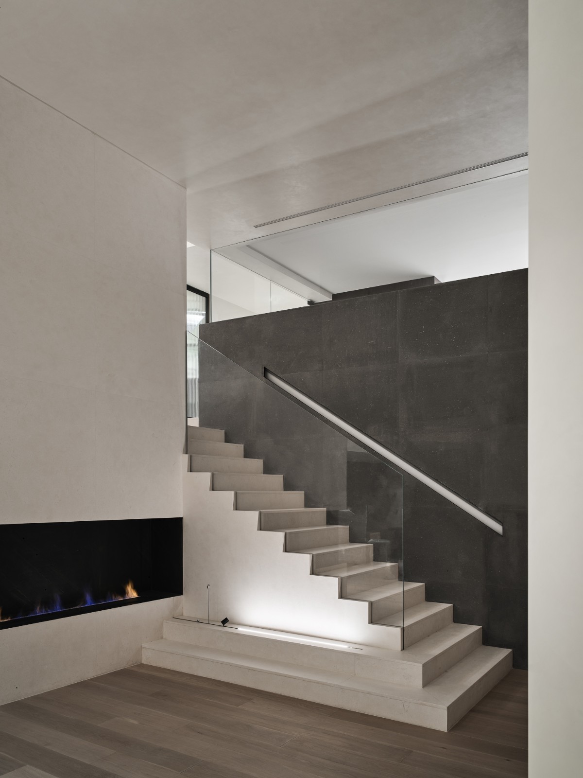 BIM建筑|梧桐树下的420平米复式公寓 :为年轻家庭巧妙创建”视线连通”挑高空间 / 八荒设计