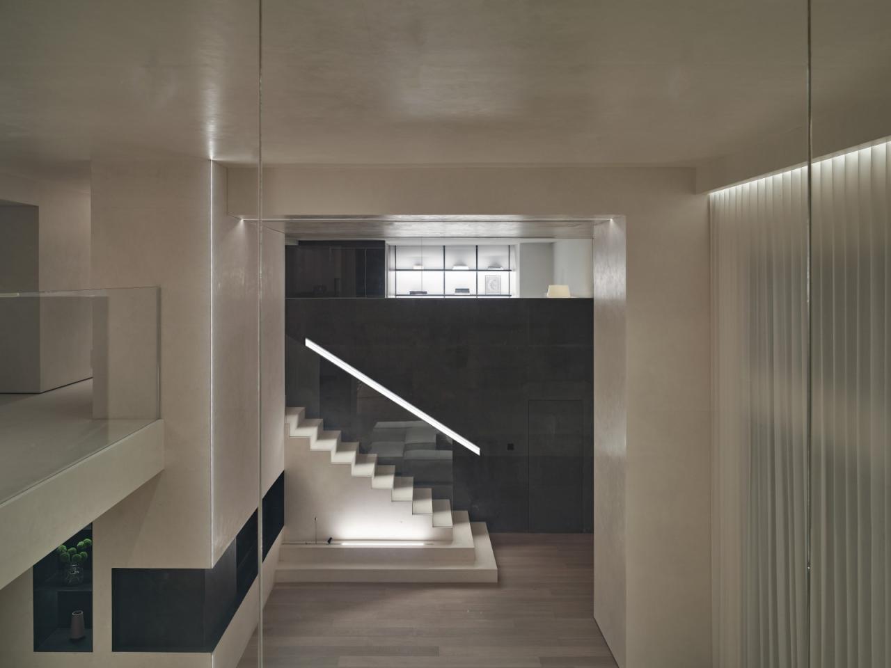 BIM建筑|梧桐树下的420平米复式公寓 :为年轻家庭巧妙创建”视线连通”挑高空间 / 八荒设计