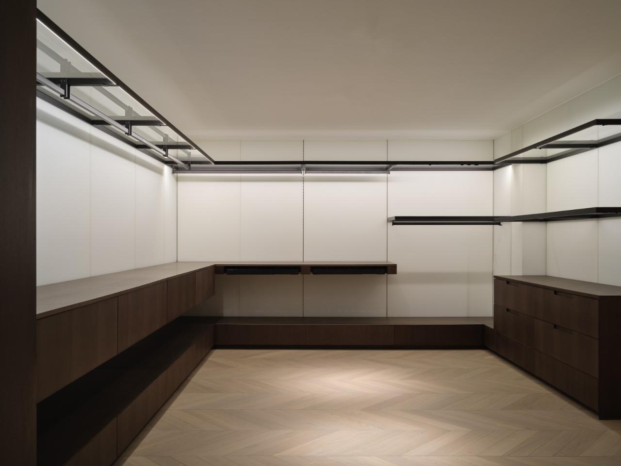 BIM建筑|梧桐树下的420平米复式公寓 :为年轻家庭巧妙创建”视线连通”挑高空间 / 八荒设计