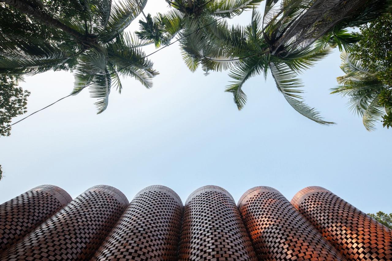 BIM建筑| 陵墓纪念堂，混凝土圆柱‘滴落’ / Sthapotik