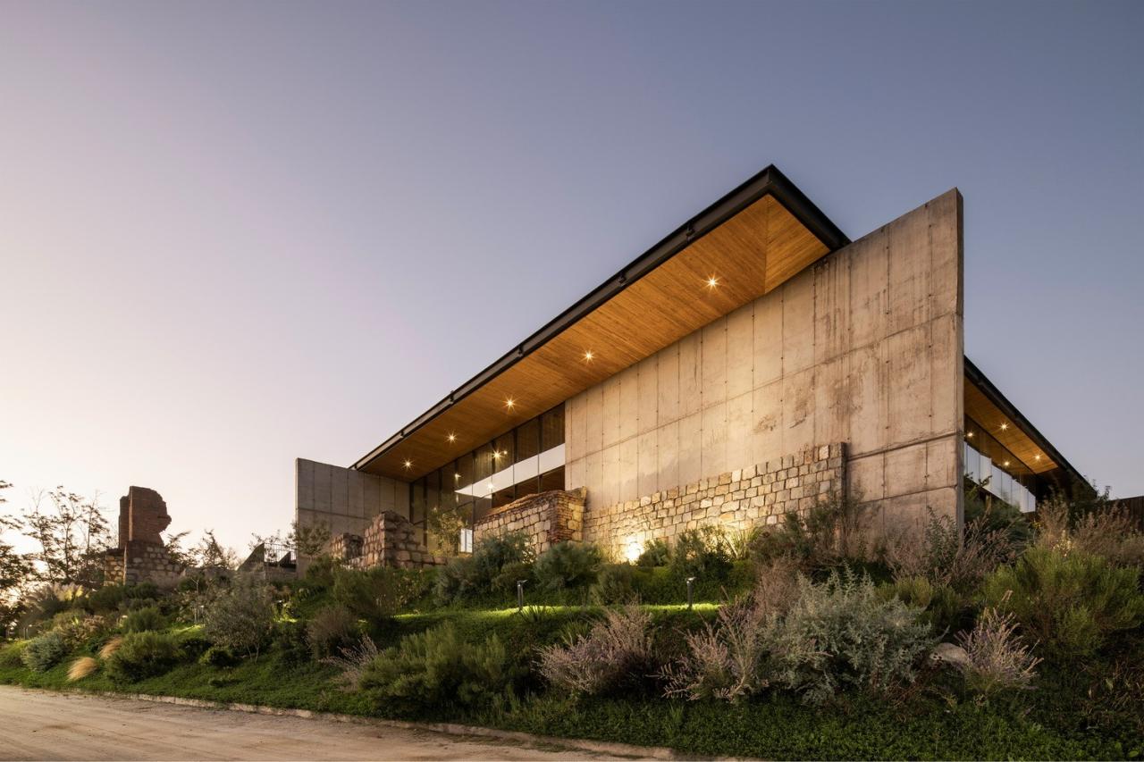 BIM建筑|城墙之中的活动中心 / Triangular