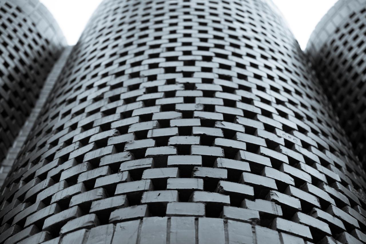 BIM建筑| 陵墓纪念堂，混凝土圆柱‘滴落’ / Sthapotik