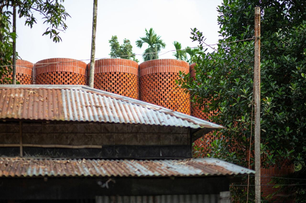 BIM建筑| 陵墓纪念堂，混凝土圆柱‘滴落’ / Sthapotik