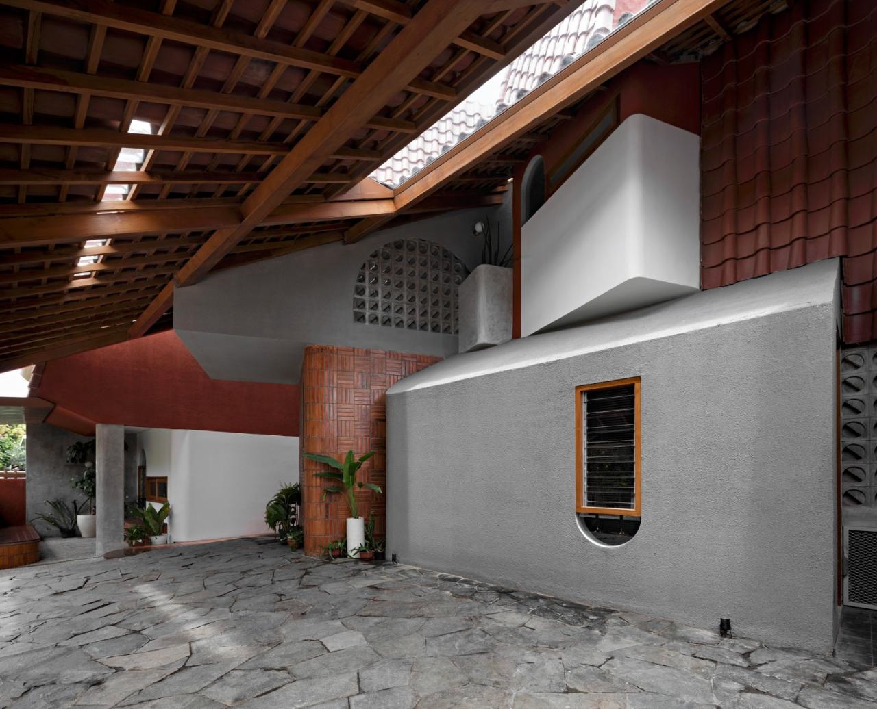 BIM建筑|爪哇屋顶+旋转房间，分心的房子 / Ismail Solehudin Architecture