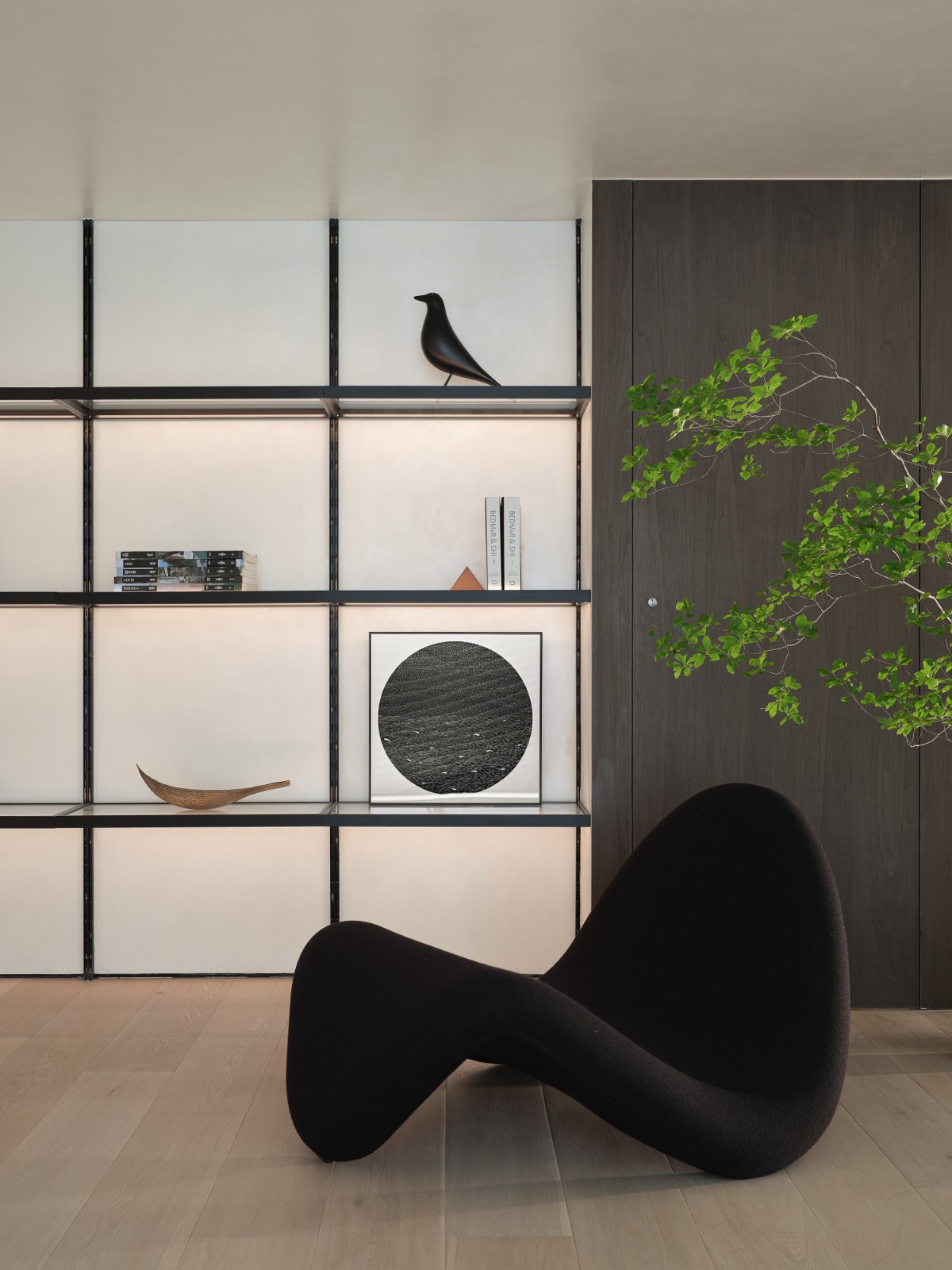 BIM建筑|梧桐树下的420平米复式公寓 :为年轻家庭巧妙创建”视线连通”挑高空间 / 八荒设计