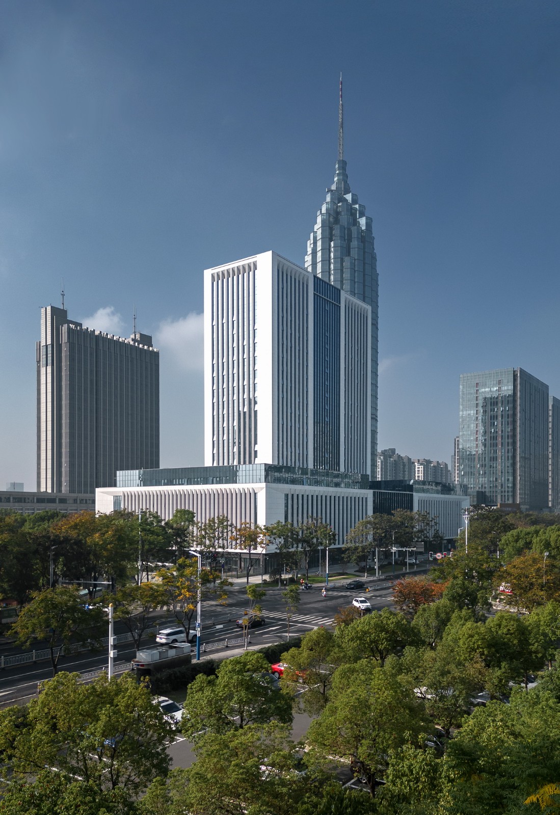 BIM建筑|龙城中轴华彩篇章·龙锦大厦 / 简和建筑