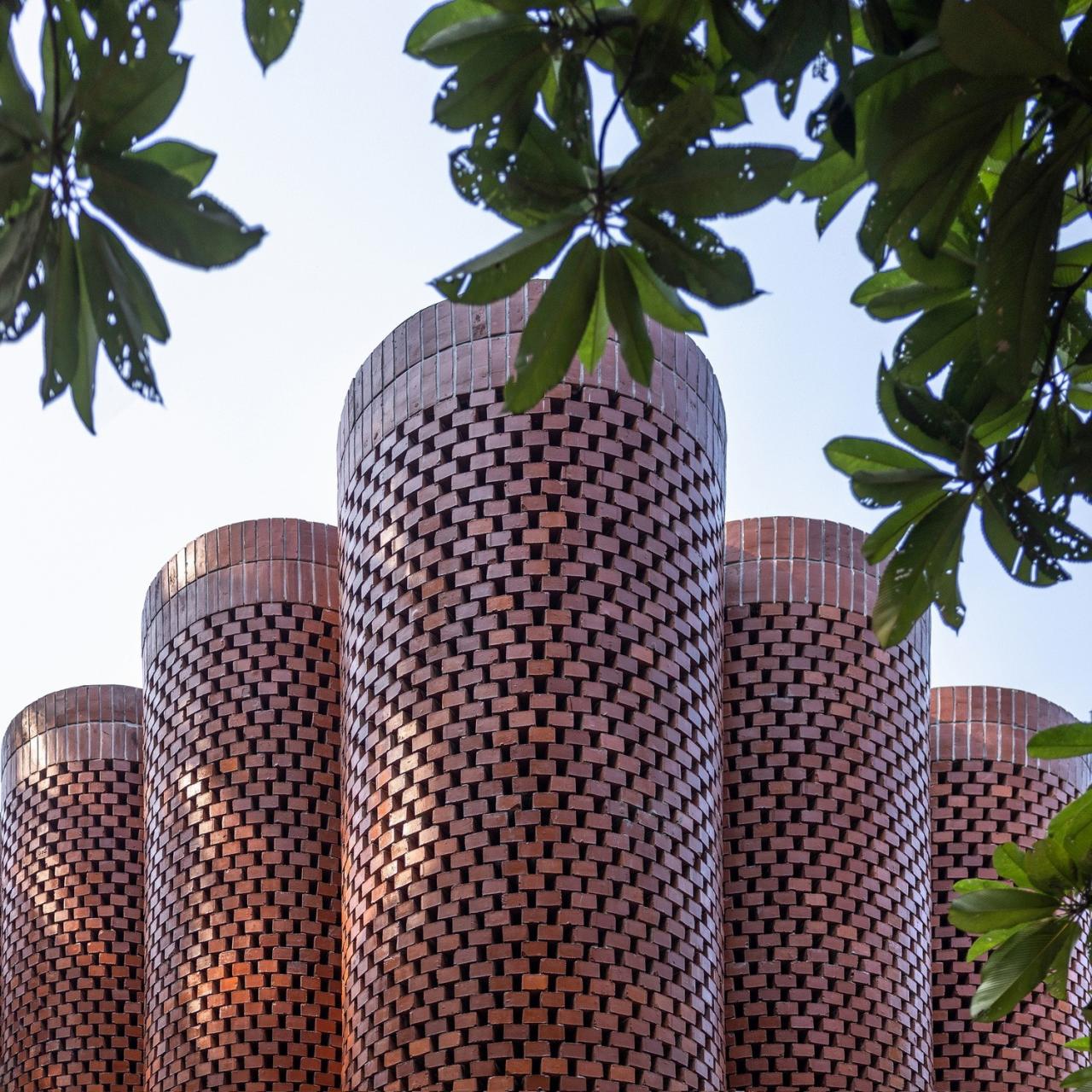 BIM建筑| 陵墓纪念堂，混凝土圆柱‘滴落’ / Sthapotik