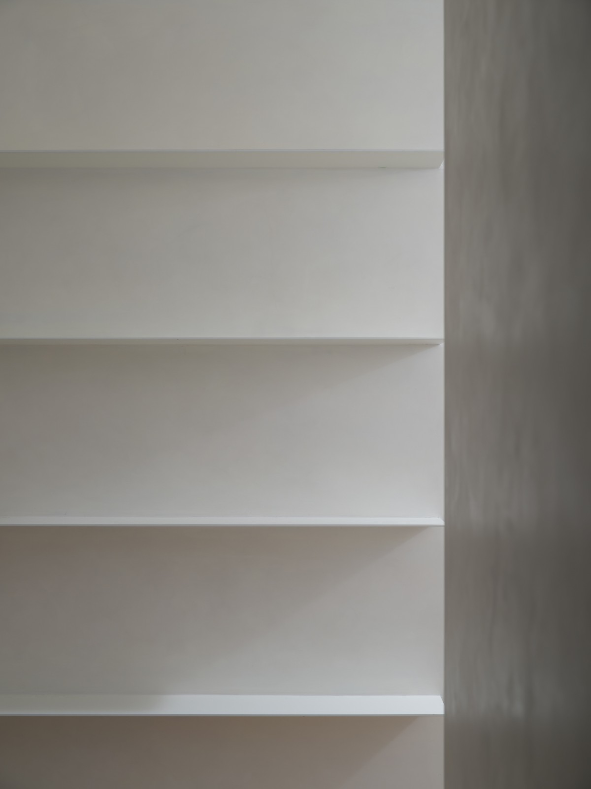 BIM建筑|梧桐树下的420平米复式公寓 :为年轻家庭巧妙创建”视线连通”挑高空间 / 八荒设计