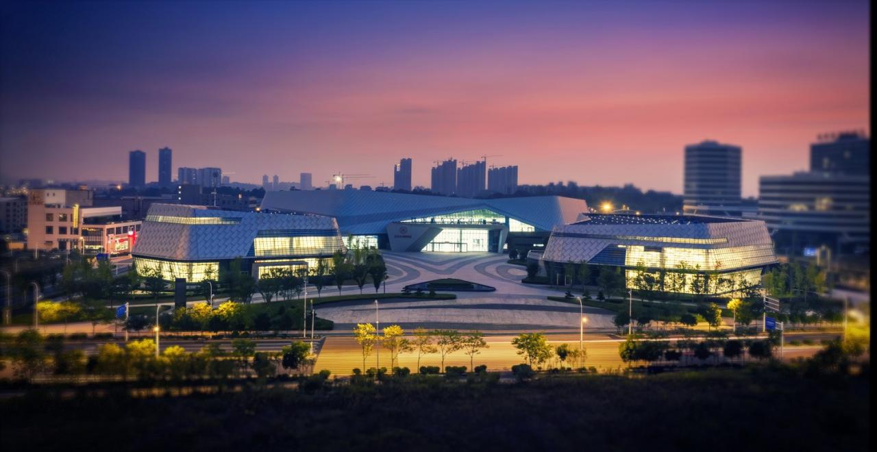 BIM建筑|自由 动感 科技：株洲汽博园交易中心一体化设计探讨 / 罗劲工作室