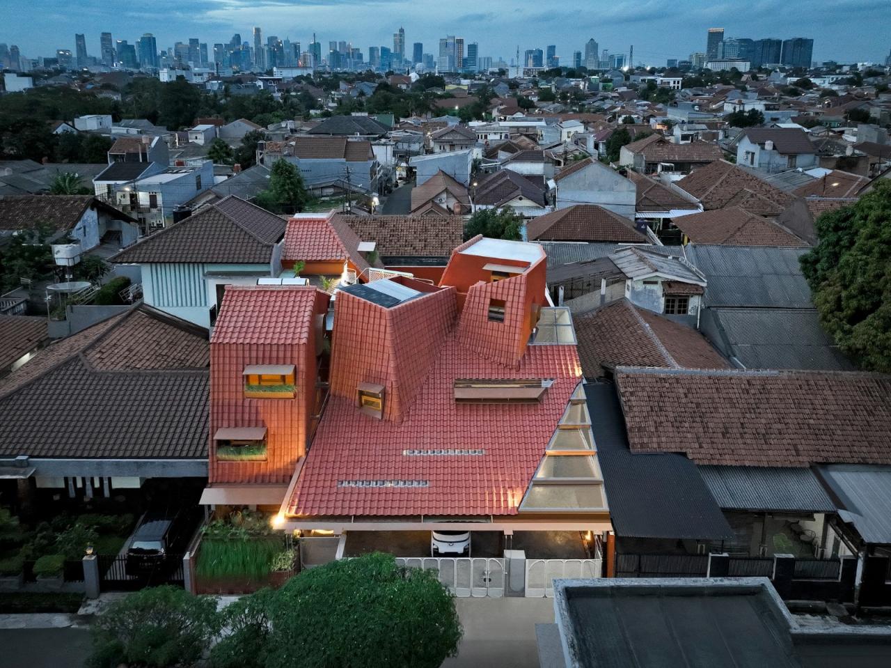 BIM建筑|爪哇屋顶+旋转房间，分心的房子 / Ismail Solehudin Architecture