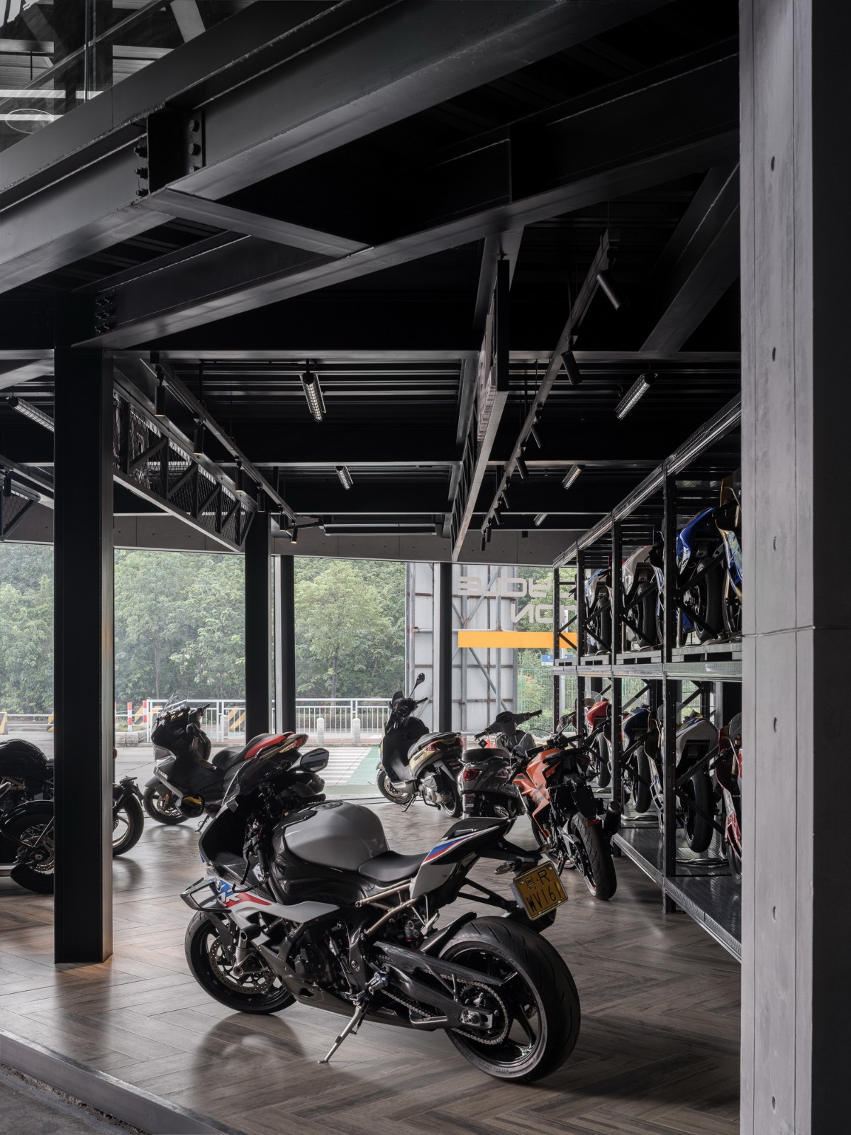 BIM建筑|机器与隐喻的诗学：顺德EW机车展厅 / SN-A超然建筑