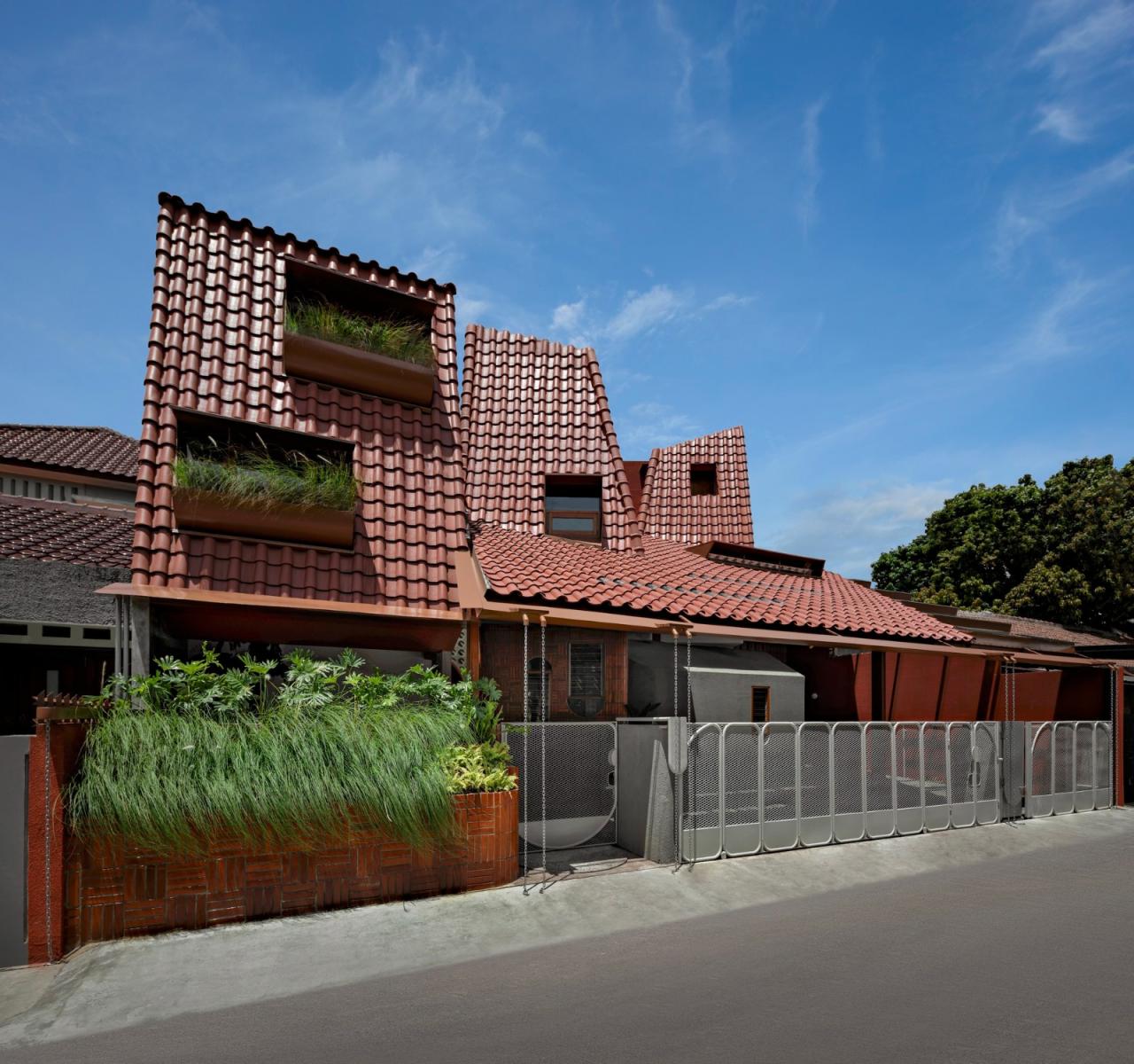 BIM建筑|爪哇屋顶+旋转房间，分心的房子 / Ismail Solehudin Architecture