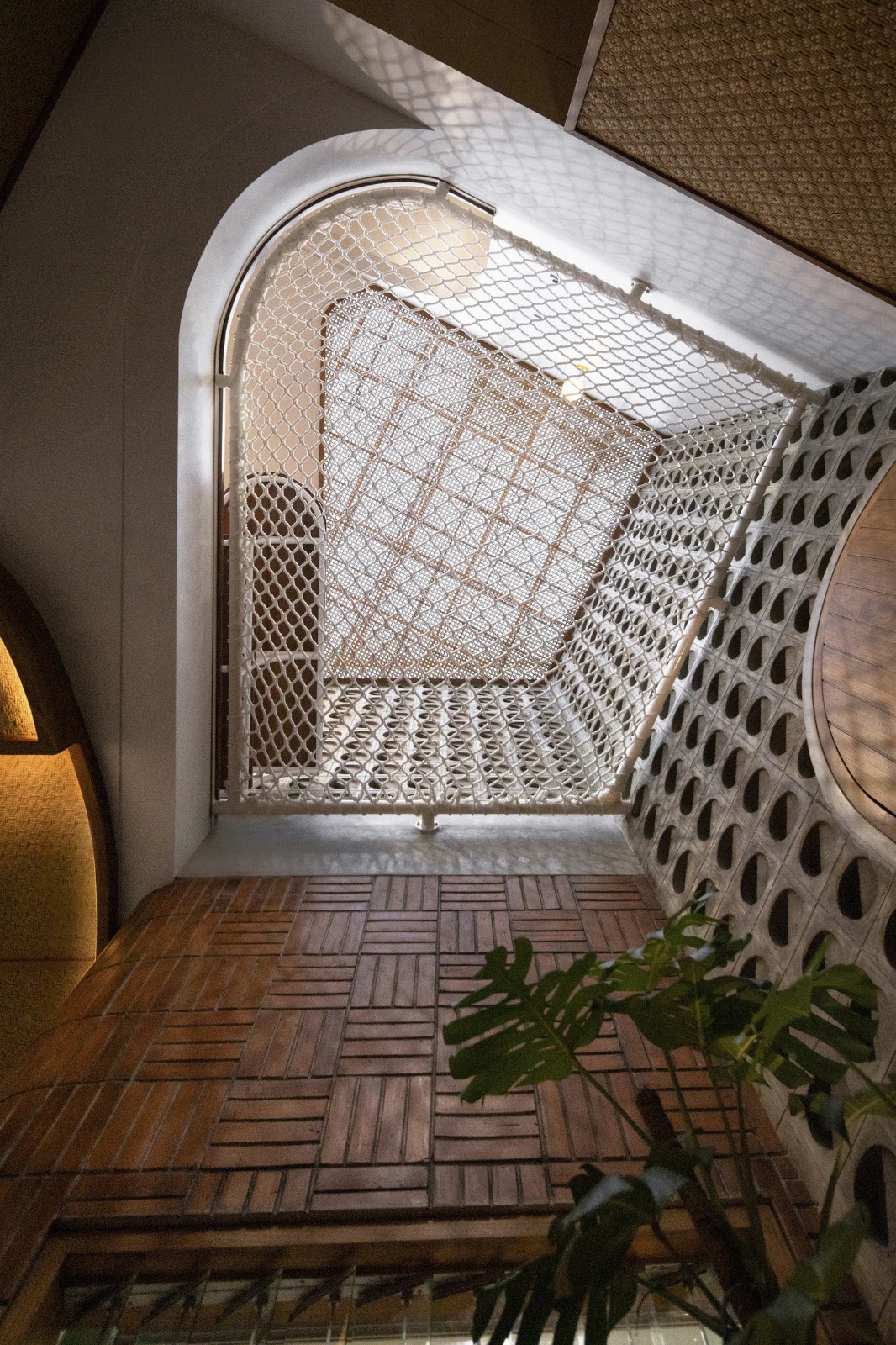 BIM建筑|爪哇屋顶+旋转房间，分心的房子 / Ismail Solehudin Architecture