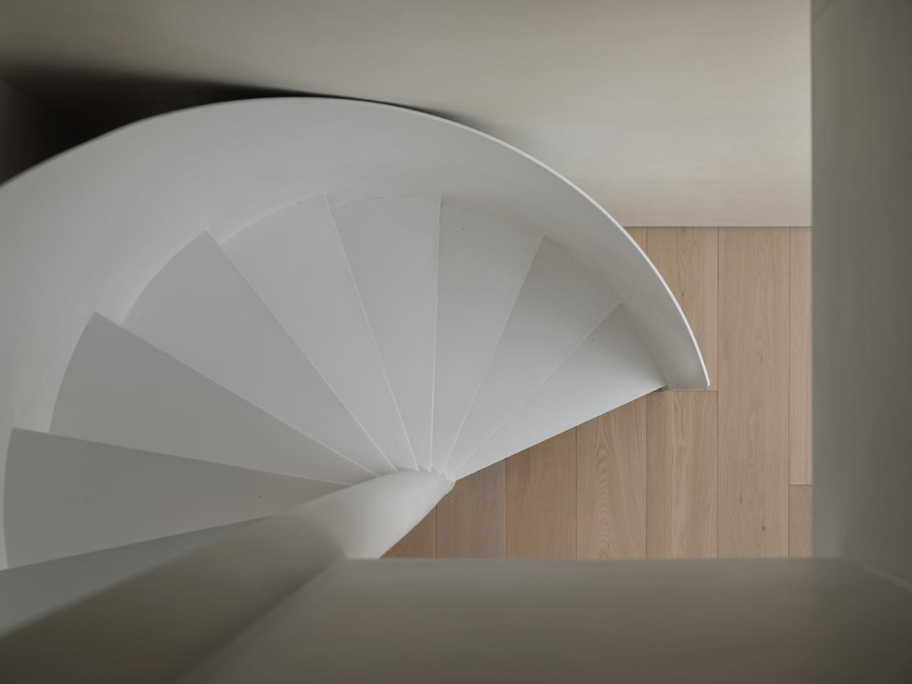 BIM建筑|梧桐树下的420平米复式公寓 :为年轻家庭巧妙创建”视线连通”挑高空间 / 八荒设计