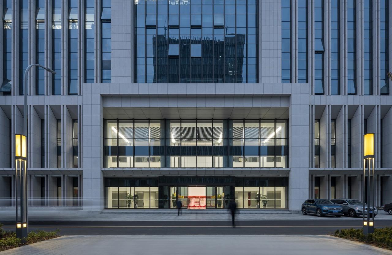 BIM建筑|龙城中轴华彩篇章·龙锦大厦 / 简和建筑