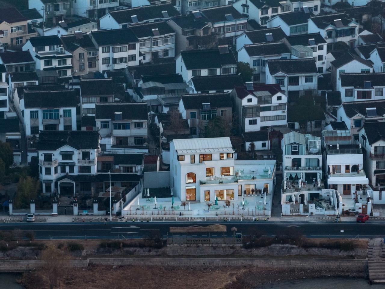 BIM建筑|环湖公路边的度假餐吧 / 平介设计