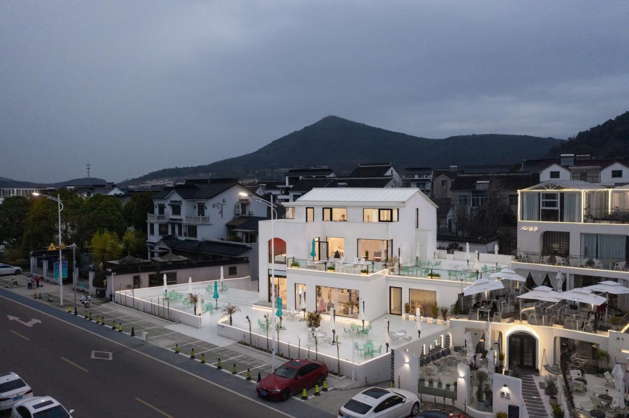 BIM建筑|环湖公路边的度假餐吧 / 平介设计