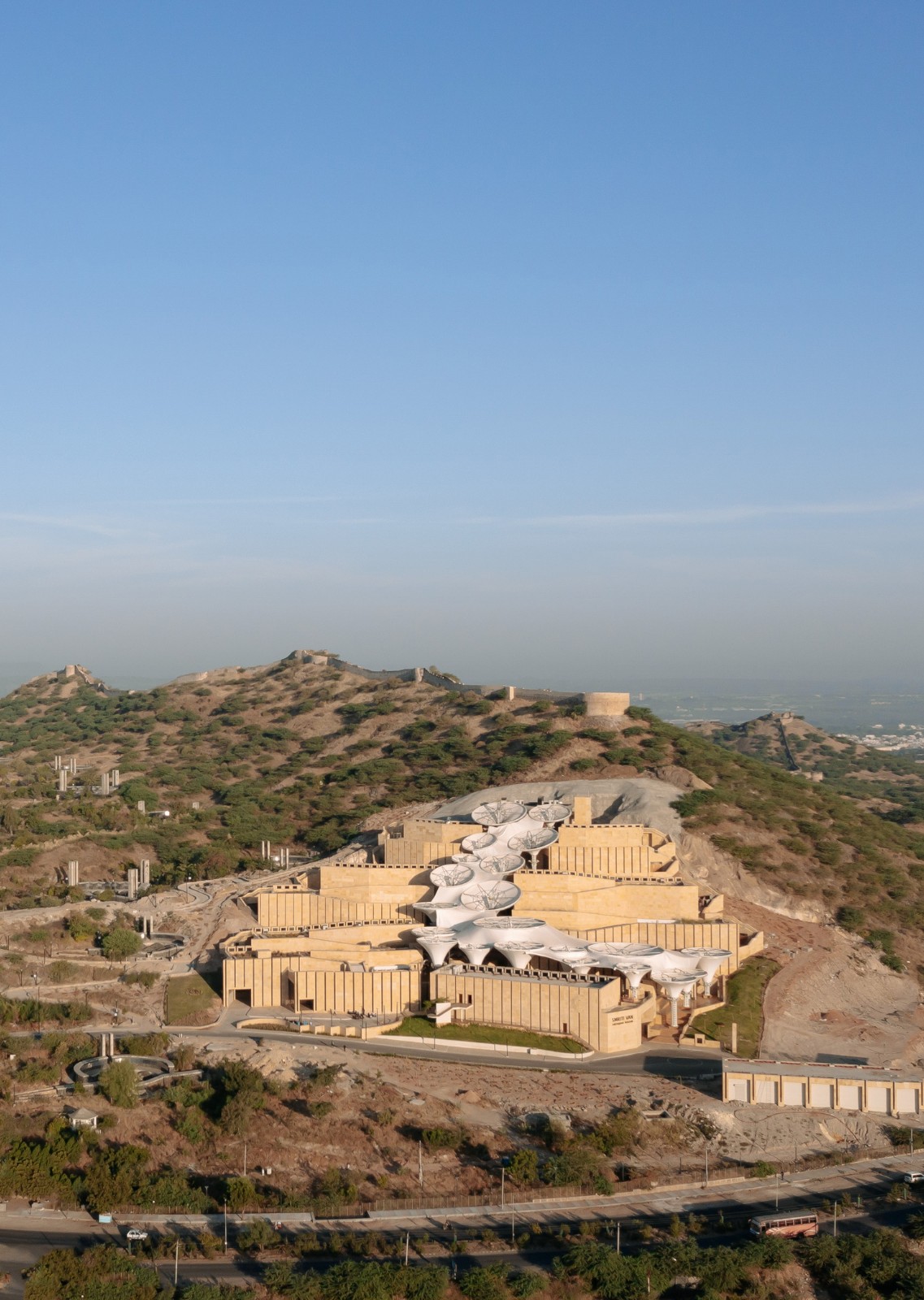 BIM建筑|Smritivan 地震纪念馆 / Vastushilpa Sangath