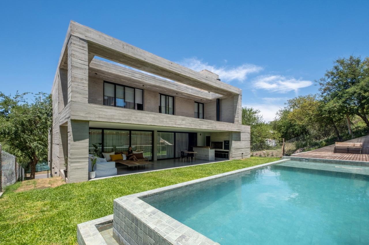 BIM建筑|竞技场中的房子 / Pablo Senmartin