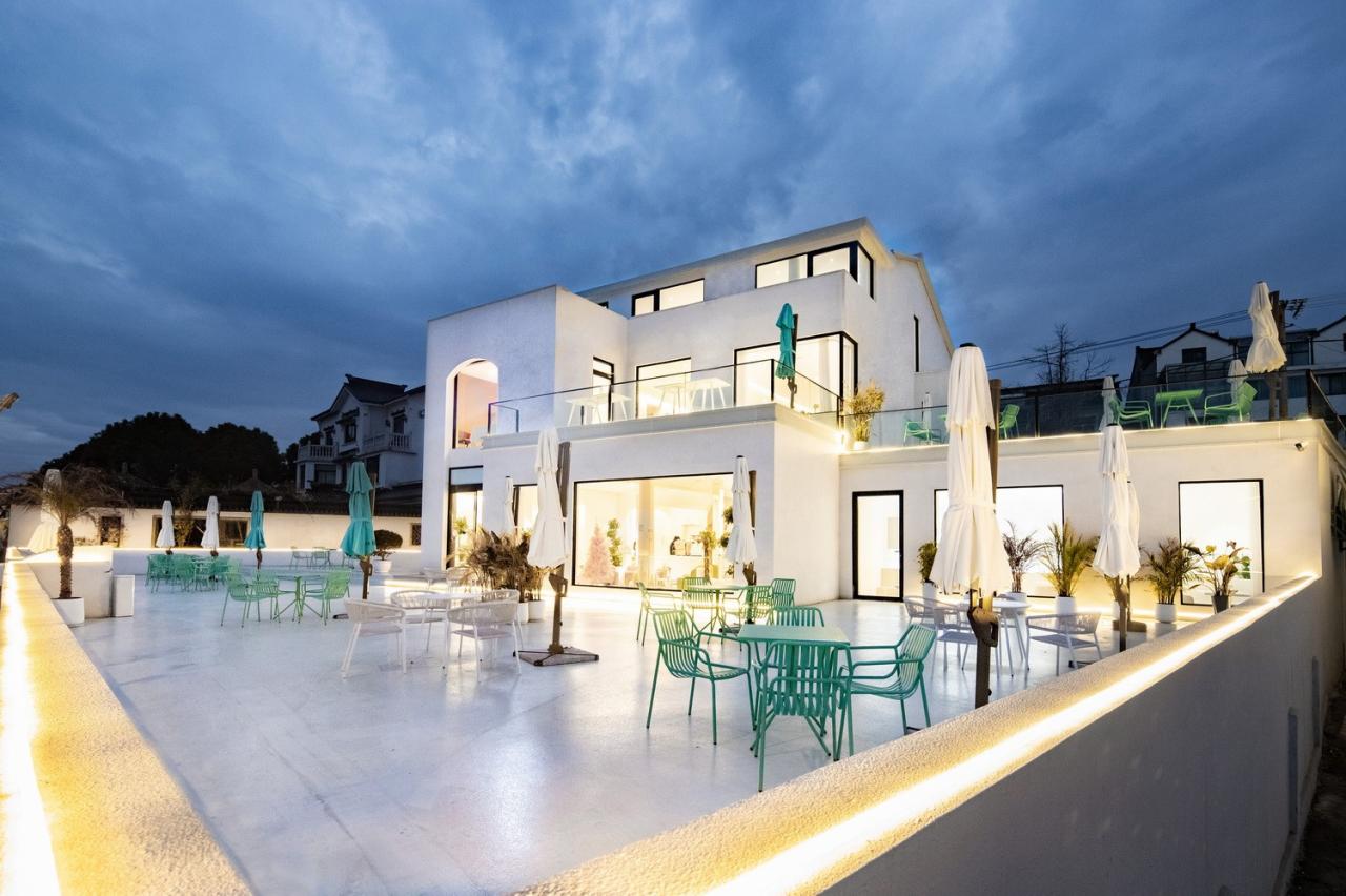 BIM建筑|环湖公路边的度假餐吧 / 平介设计