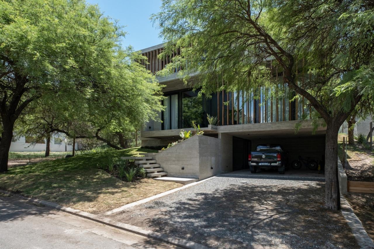 BIM建筑|竞技场中的房子 / Pablo Senmartin