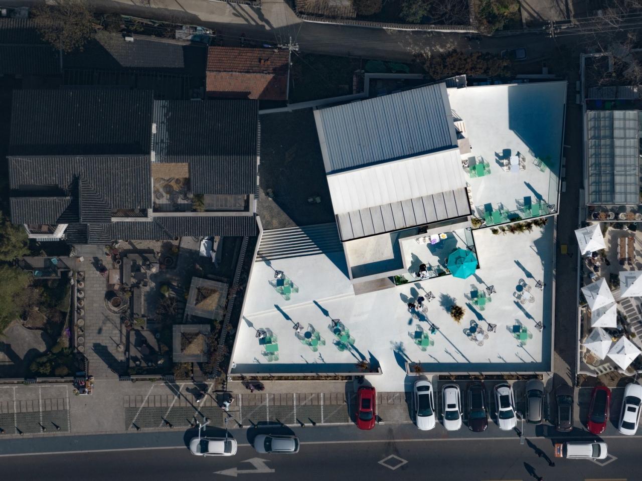 BIM建筑|环湖公路边的度假餐吧 / 平介设计