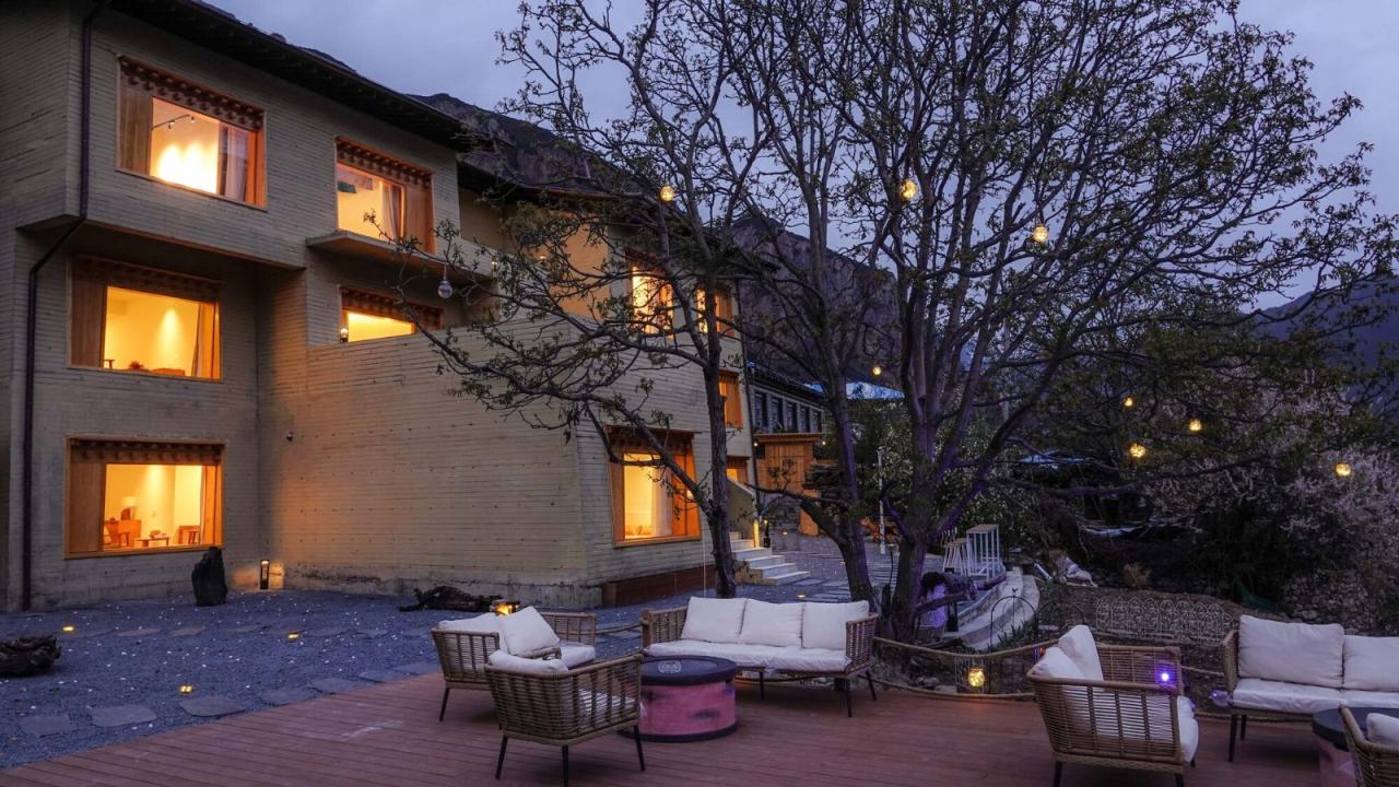 BIM建筑|雪山下的碉房-西藏嘎玛溪卡民宿 / hyperSity Architects