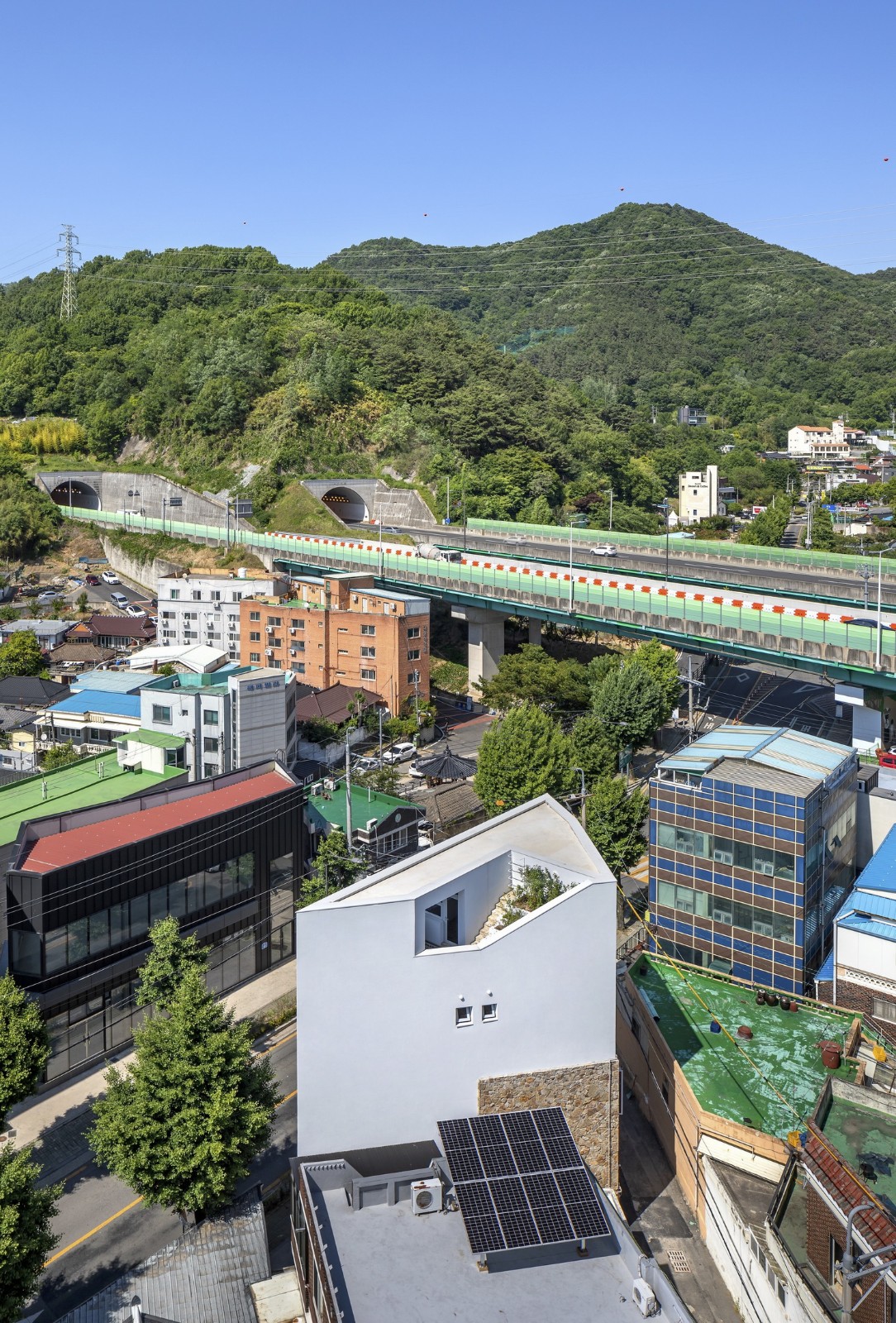 BIM建筑|自然美感，芝山石屋 / PLAN建筑事务所