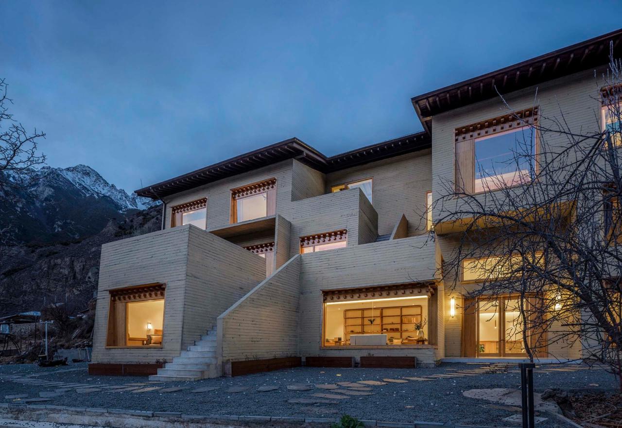 BIM建筑|雪山下的碉房-西藏嘎玛溪卡民宿 / hyperSity Architects