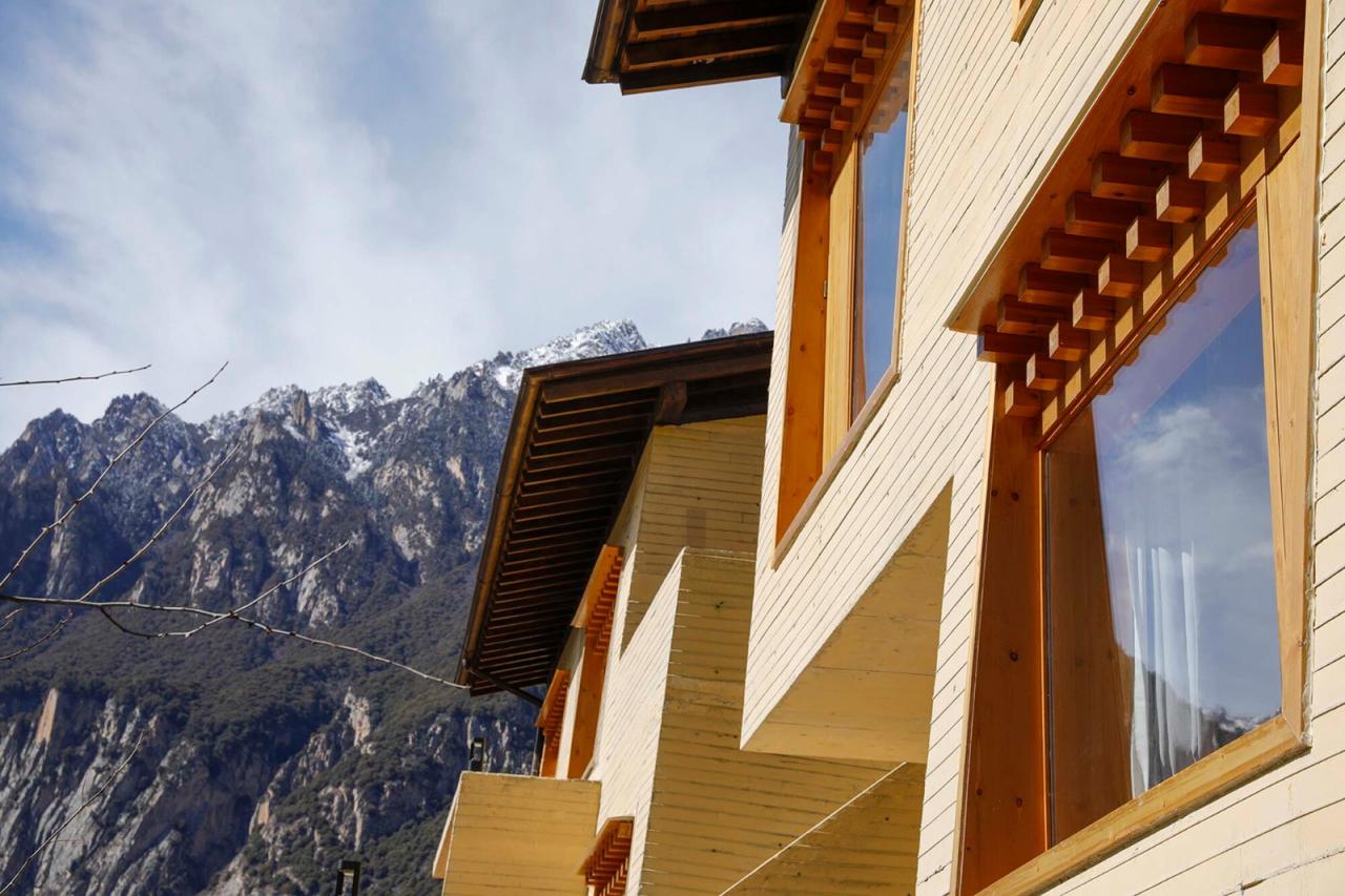 BIM建筑|雪山下的碉房-西藏嘎玛溪卡民宿 / hyperSity Architects