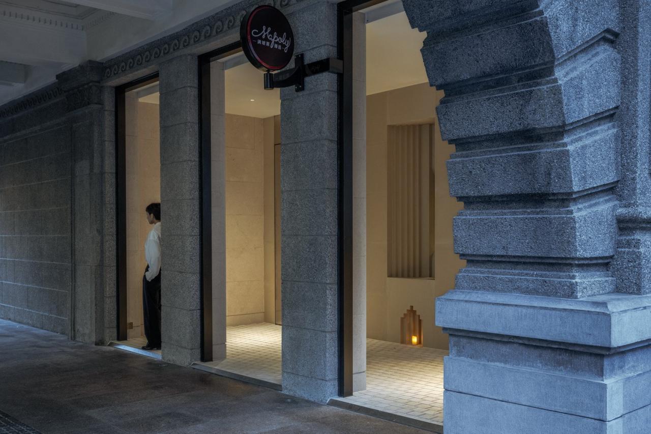 BIM建筑|Piazza in a room：Mapoly Coffee满坡栗咖啡(历史博物馆店) / Wutopia Lab