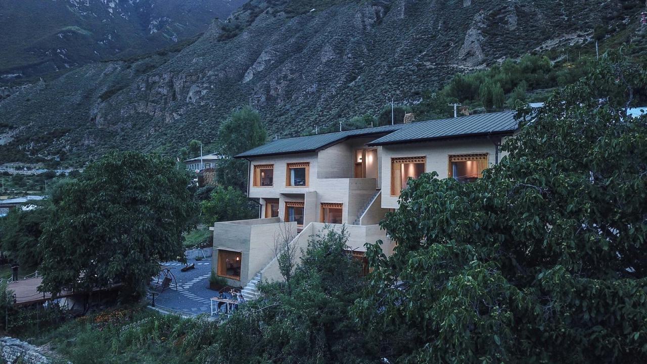 BIM建筑|雪山下的碉房-西藏嘎玛溪卡民宿 / hyperSity Architects