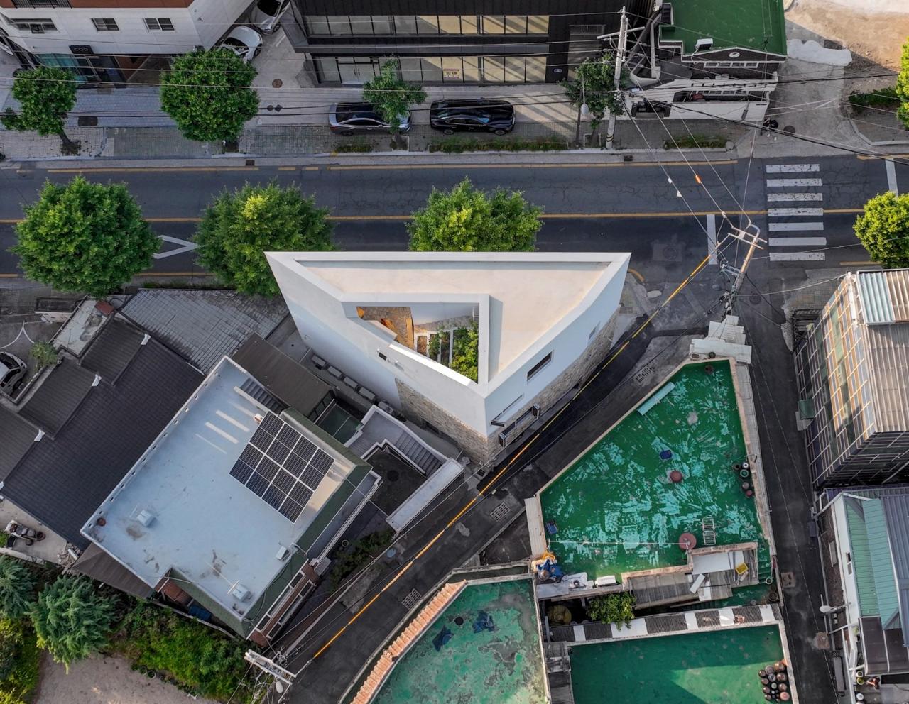 BIM建筑|自然美感，芝山石屋 / PLAN建筑事务所