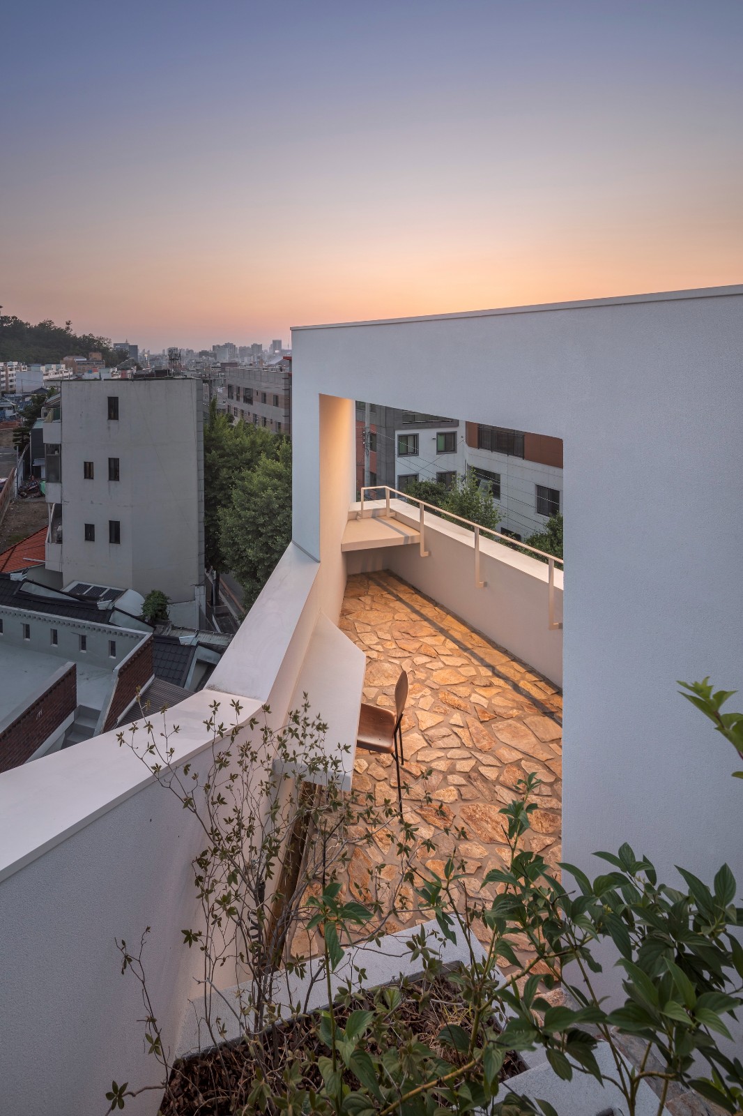 BIM建筑|自然美感，芝山石屋 / PLAN建筑事务所