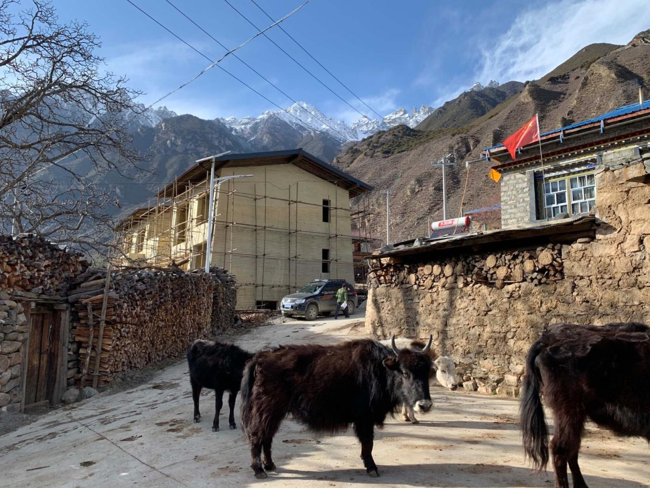 BIM建筑|雪山下的碉房-西藏嘎玛溪卡民宿 / hyperSity Architects