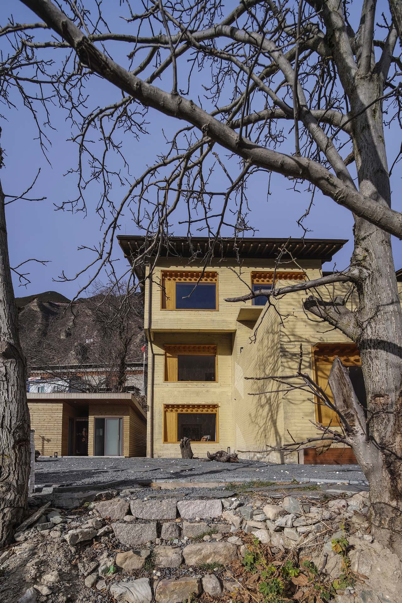 BIM建筑|雪山下的碉房-西藏嘎玛溪卡民宿 / hyperSity Architects