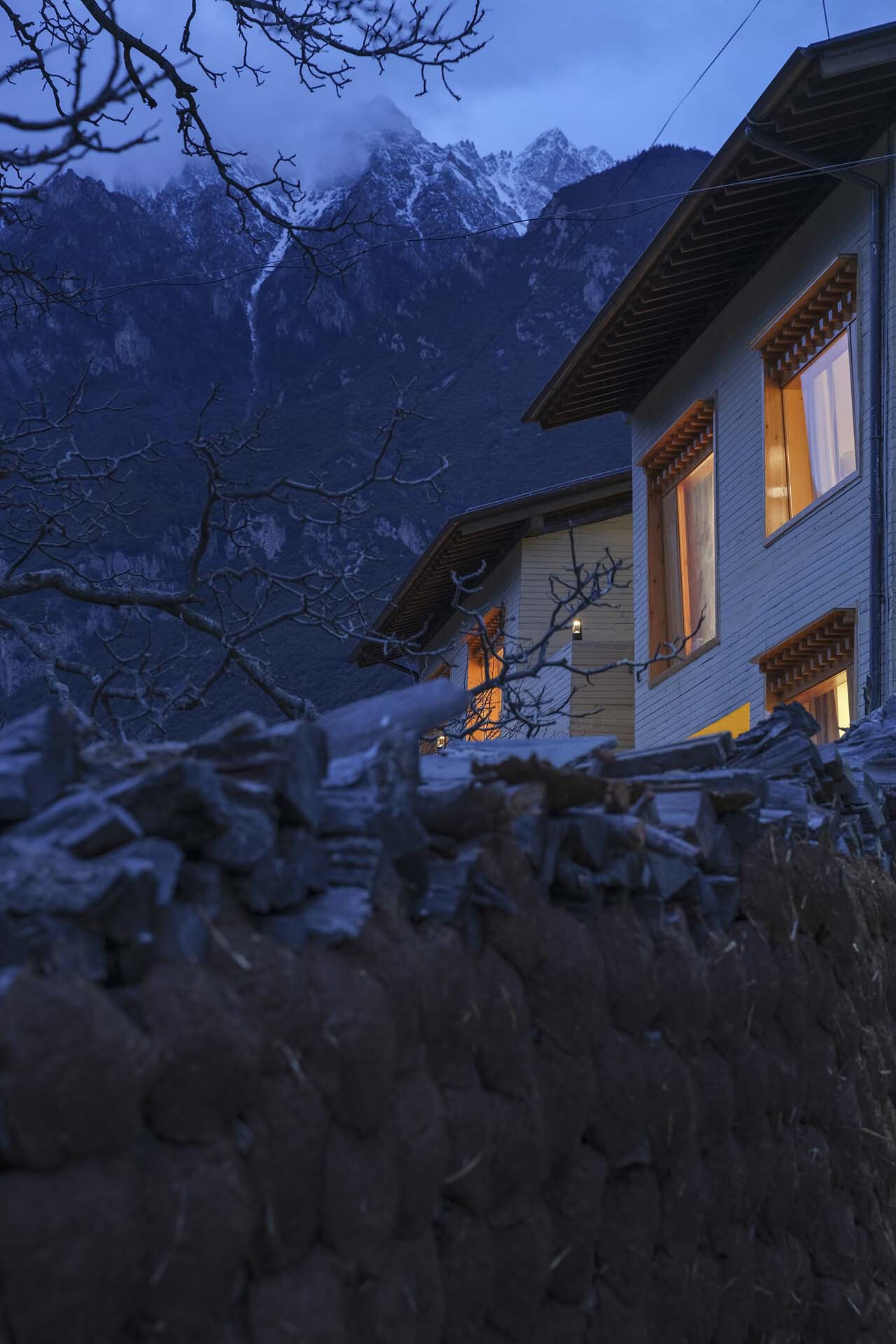 BIM建筑|雪山下的碉房-西藏嘎玛溪卡民宿 / hyperSity Architects
