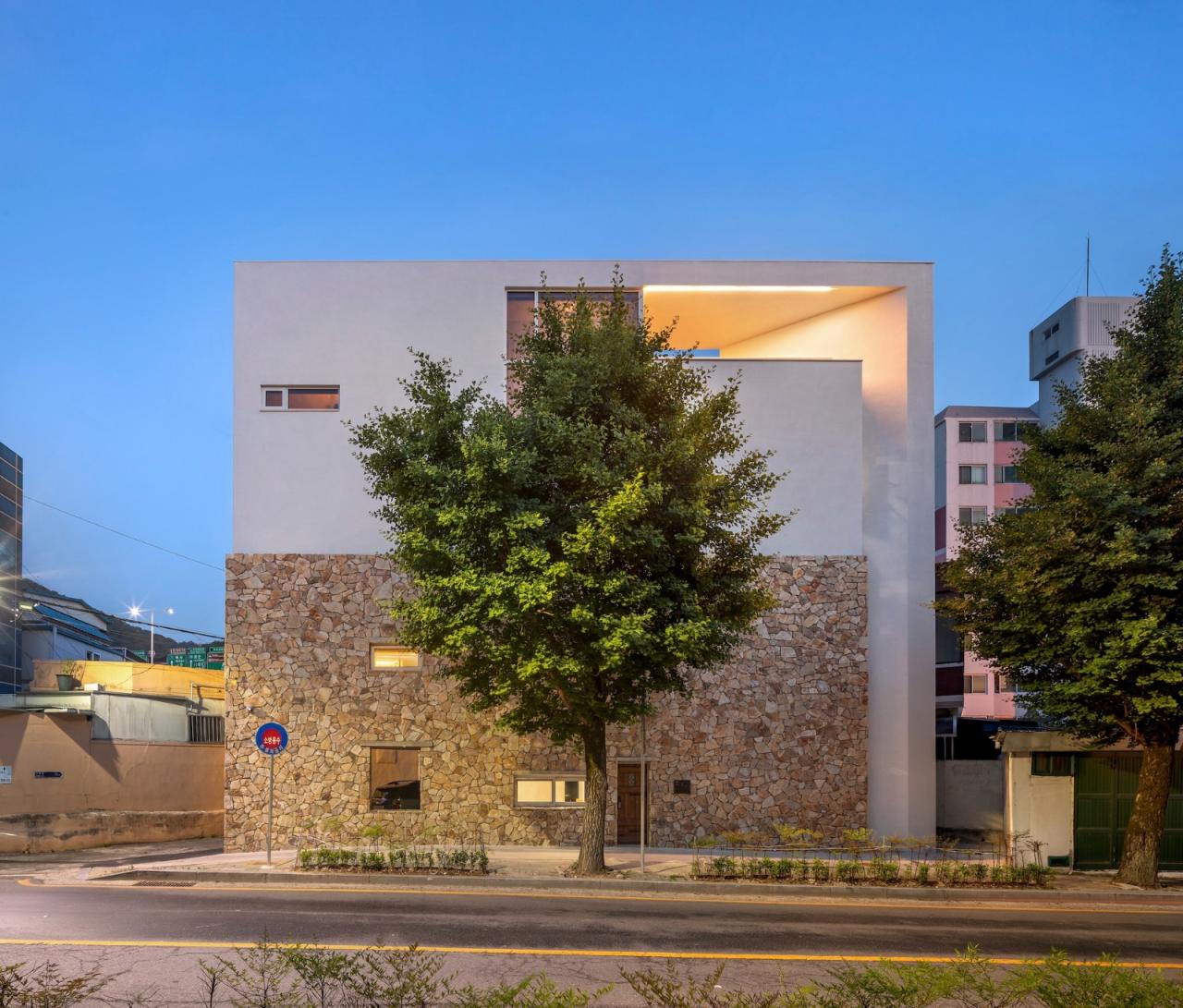 BIM建筑|自然美感，芝山石屋 / PLAN建筑事务所