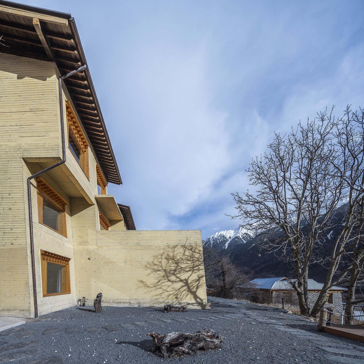 BIM建筑|雪山下的碉房-西藏嘎玛溪卡民宿 / hyperSity Architects