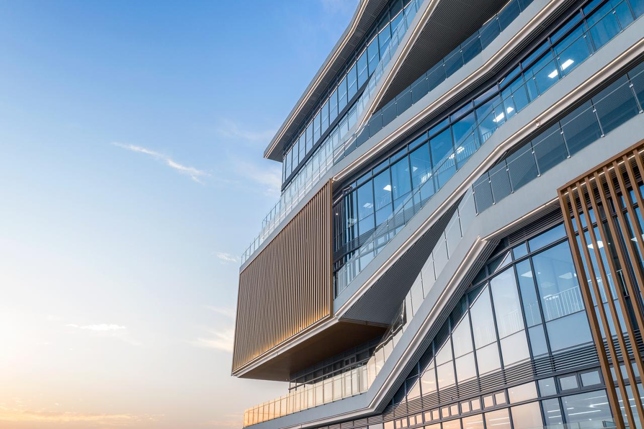 BIM建筑|立于水乡新区的精神堡垒：东莞水乡科创二期 / 森磊国际