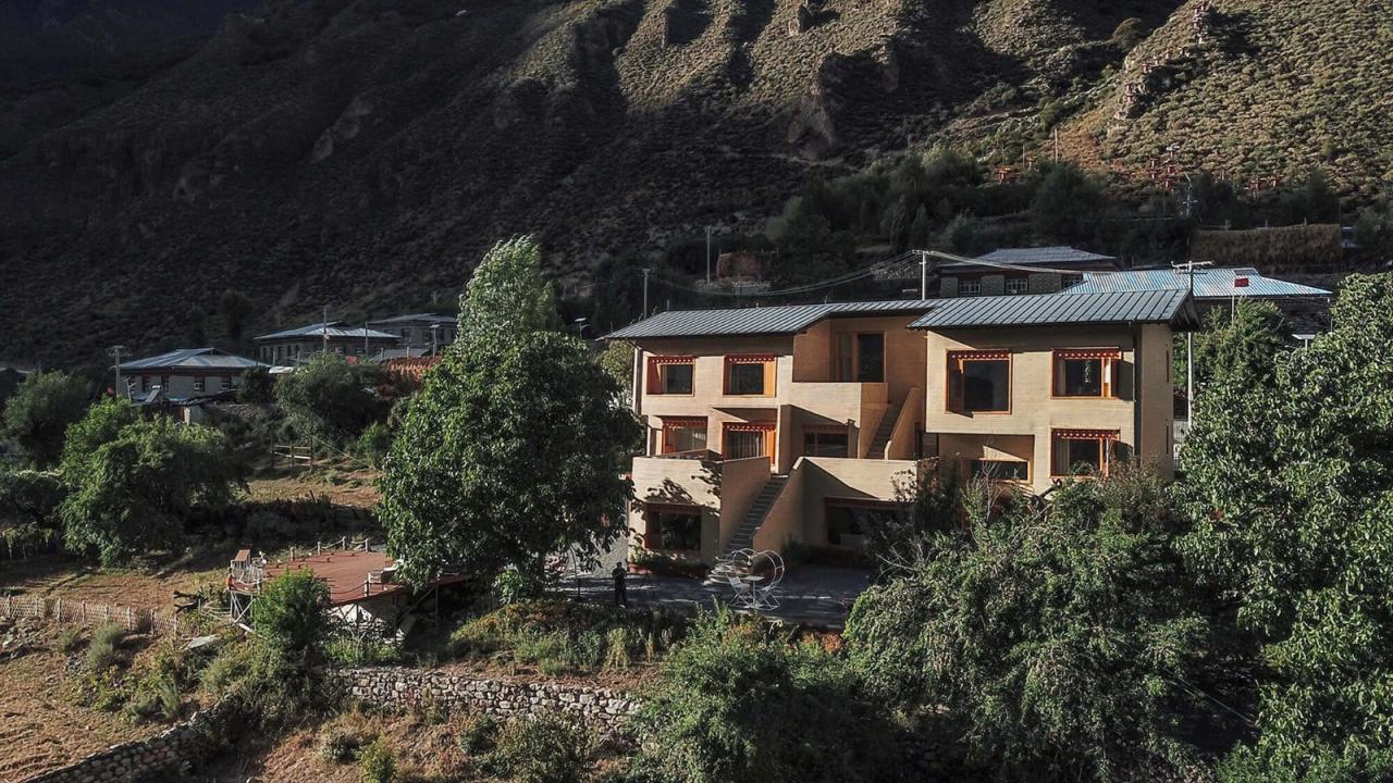 BIM建筑|雪山下的碉房-西藏嘎玛溪卡民宿 / hyperSity Architects