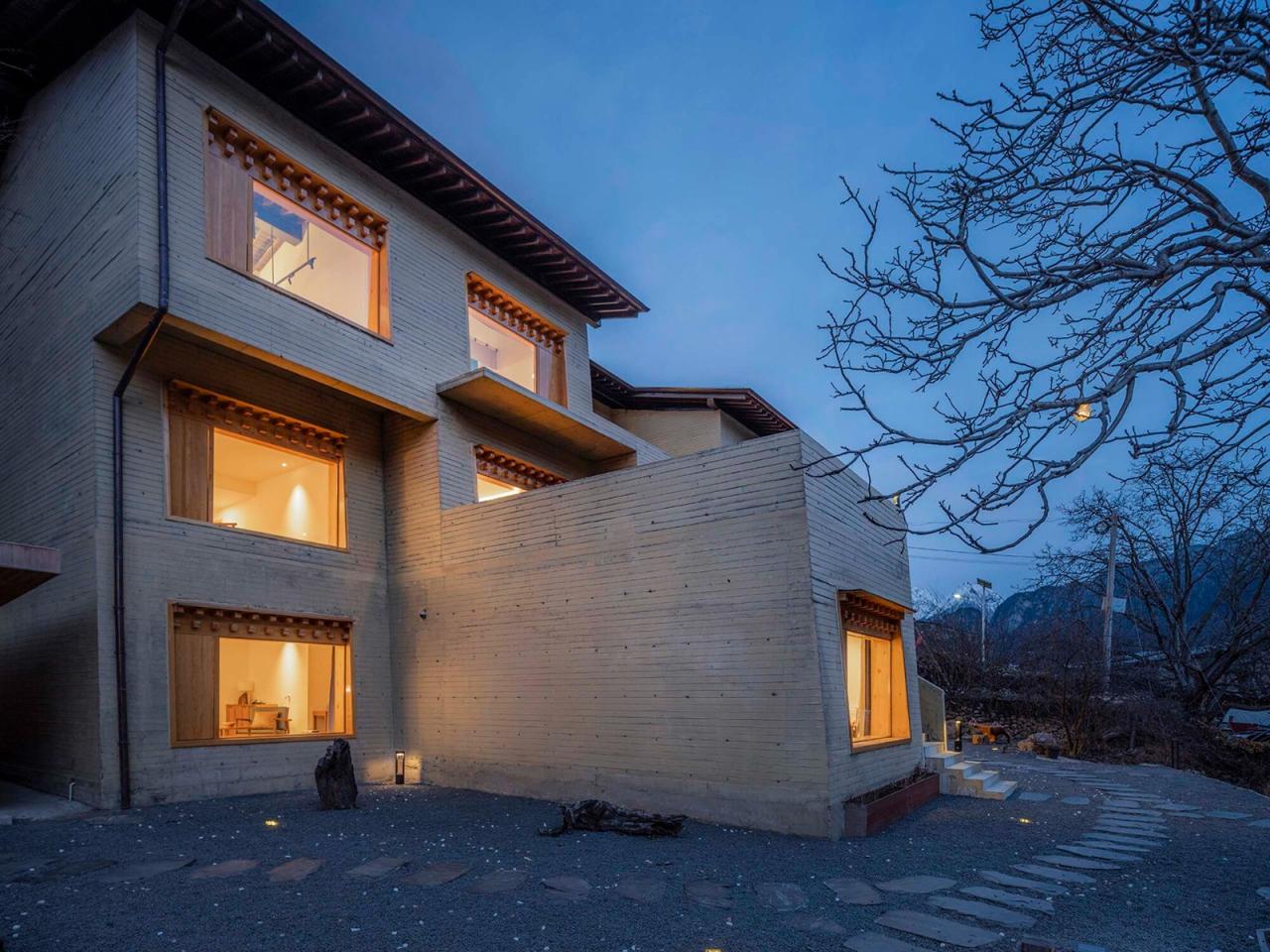 BIM建筑|雪山下的碉房-西藏嘎玛溪卡民宿 / hyperSity Architects