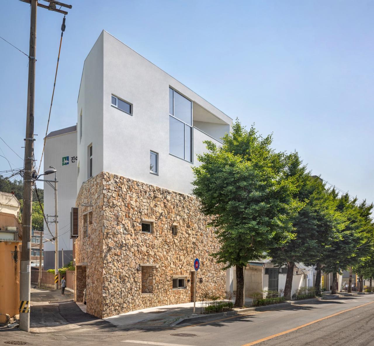 BIM建筑|自然美感，芝山石屋 / PLAN建筑事务所