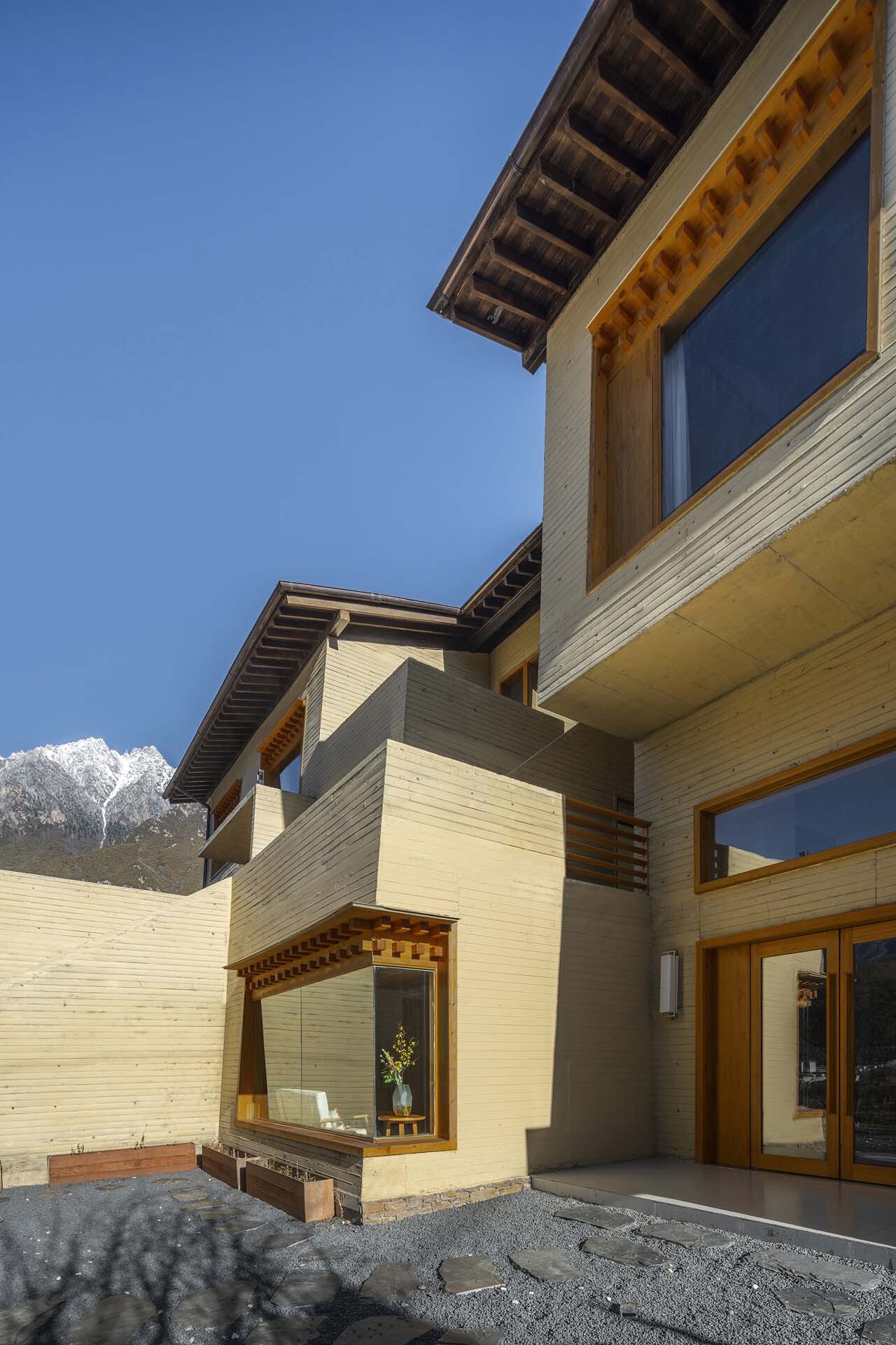 BIM建筑|雪山下的碉房-西藏嘎玛溪卡民宿 / hyperSity Architects