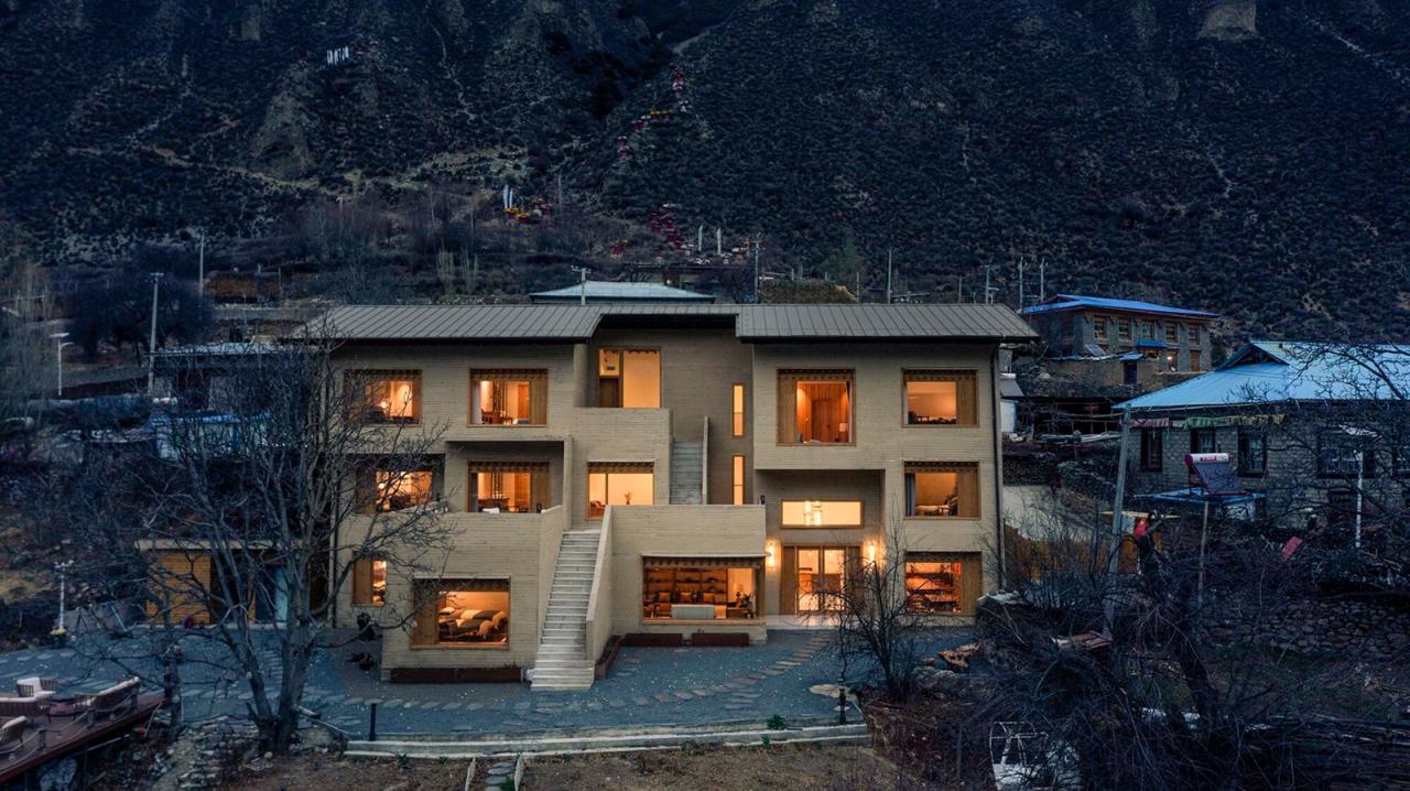 BIM建筑|雪山下的碉房-西藏嘎玛溪卡民宿 / hyperSity Architects