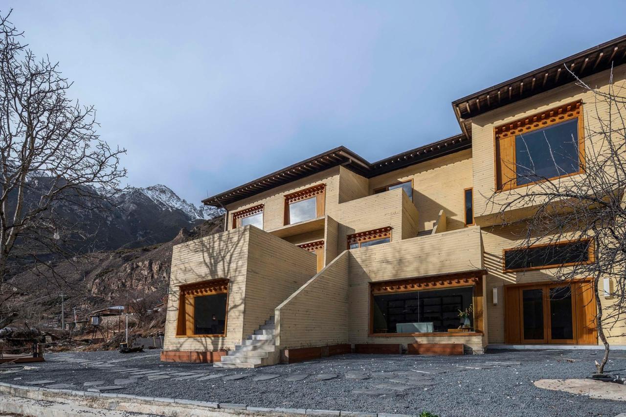 BIM建筑|雪山下的碉房-西藏嘎玛溪卡民宿 / hyperSity Architects